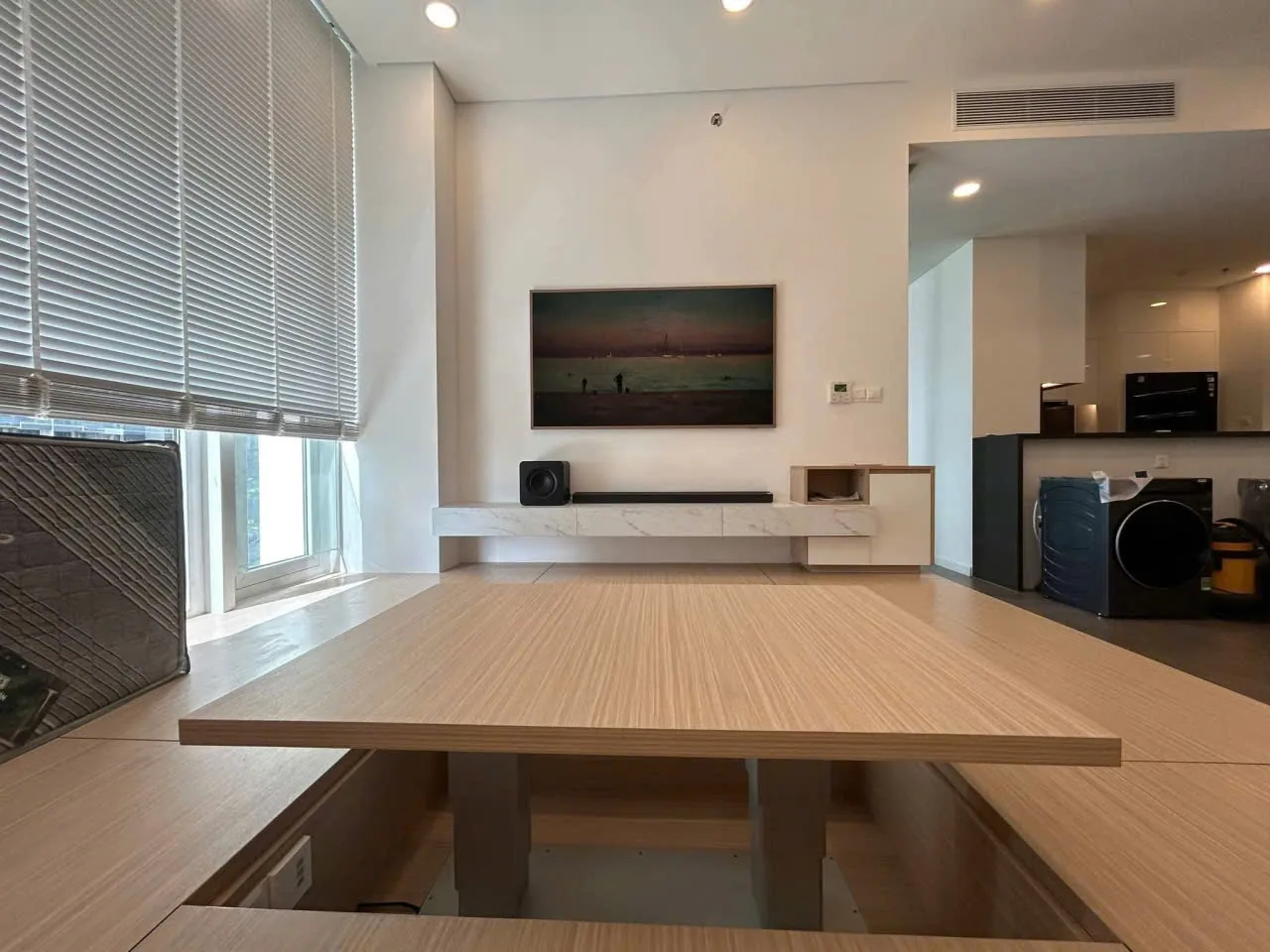 Bàn trà âm sàn trên sàn bục tatami phòng khách căn hộ Berkley