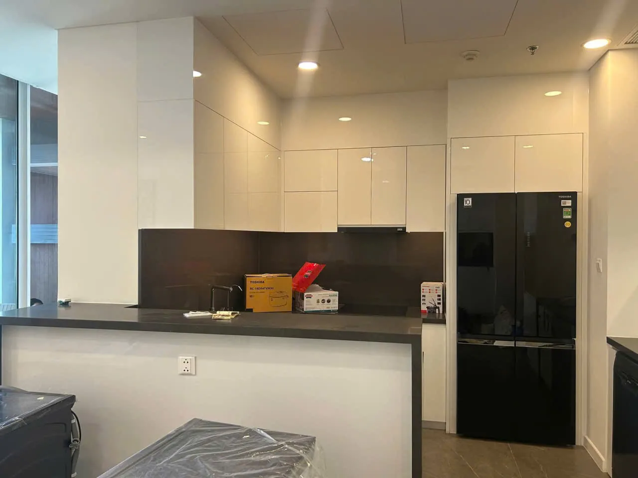 Bếp chữ L kết hợp đảo bếp và tủ lạnh âm tủ trong căn hộ Berkley