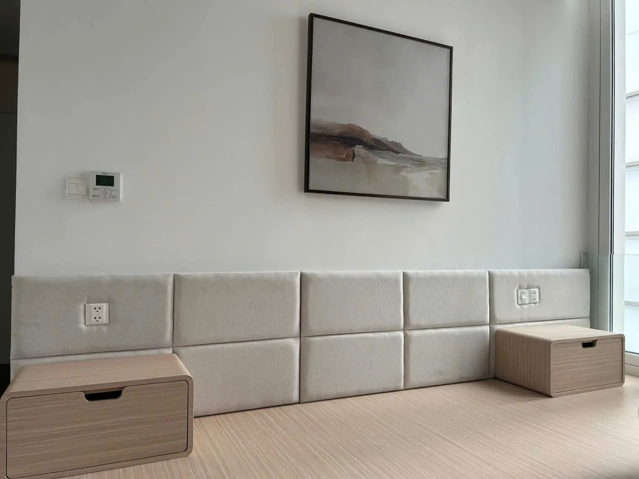 Ghế băng nệm bọc vải kết hợp hộc gỗ bên cửa sổ căn hộ Berkley