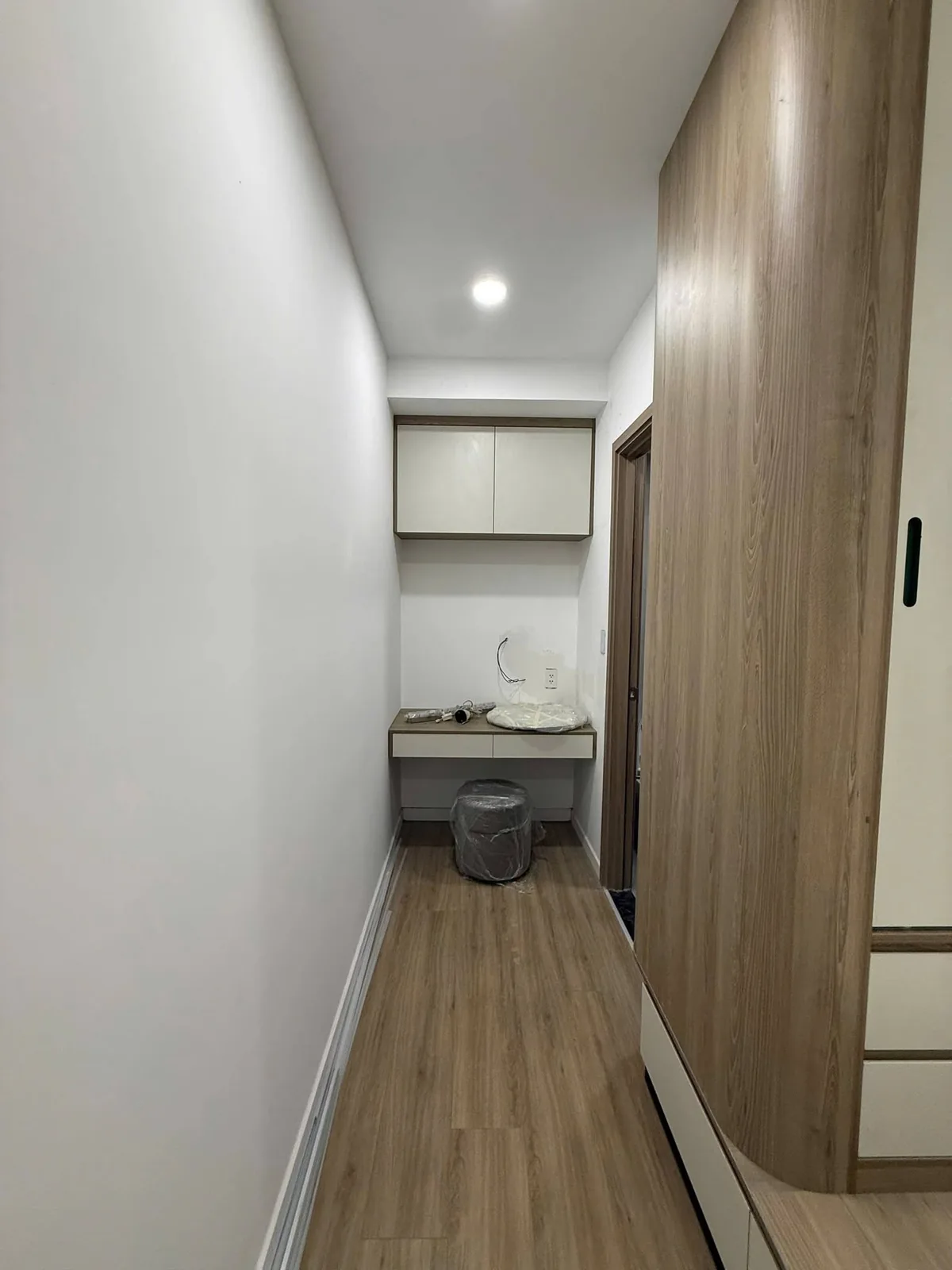Góc bàn trang điểm và tủ áo vân gỗ Góc bàn trang điểm treo tường và tủ quần áo vân gỗ sồi trong căn hộ Eastmark City