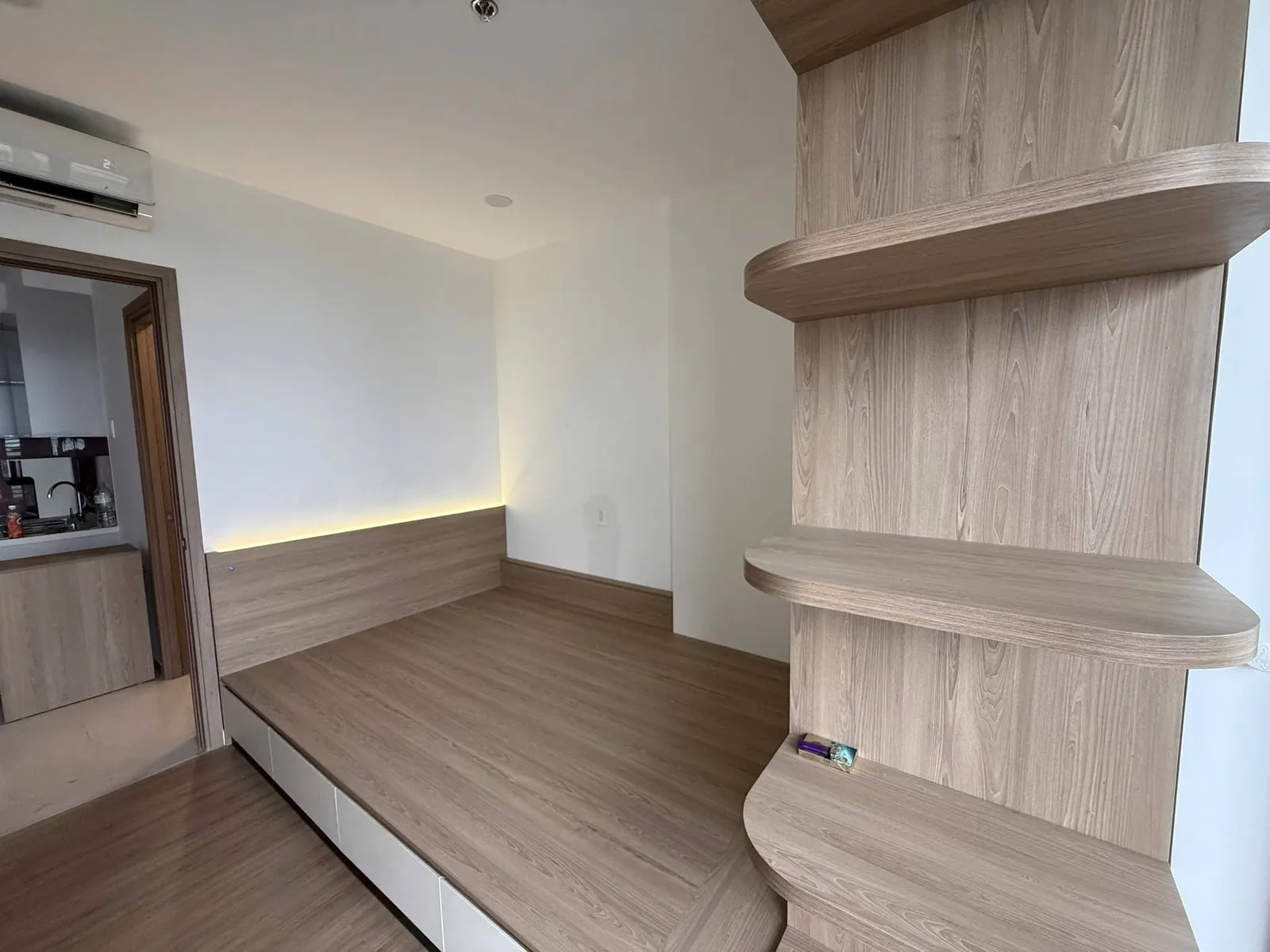 Kệ cong trang trí phòng ngủ Kệ gỗ bo cong trang trí kết hợp giường bục trong phòng ngủ căn hộ Eastmark City
