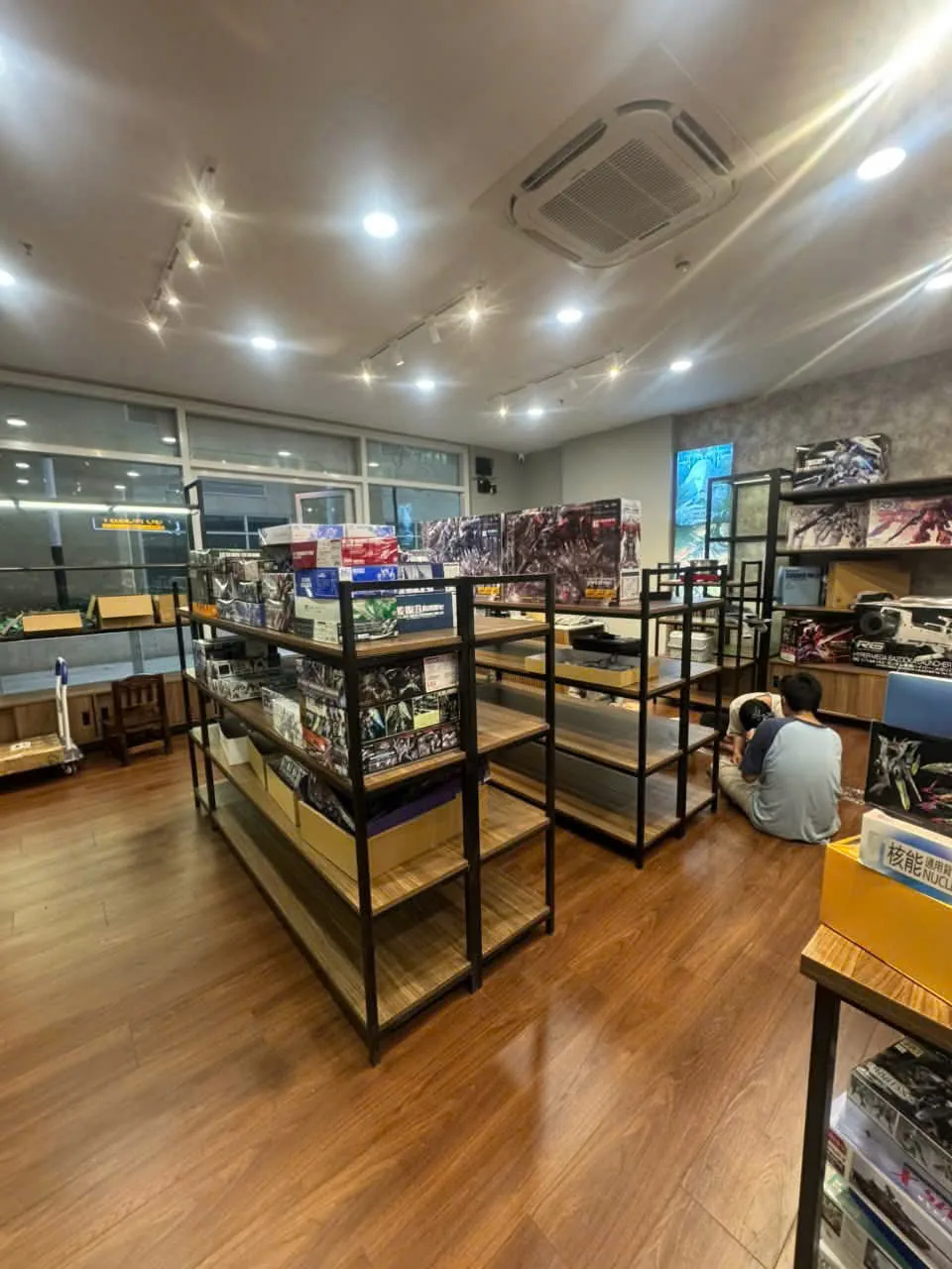Kệ đảo trưng bày nhiều tầng đặt giữa shop mô hình khi đã lên hàng
