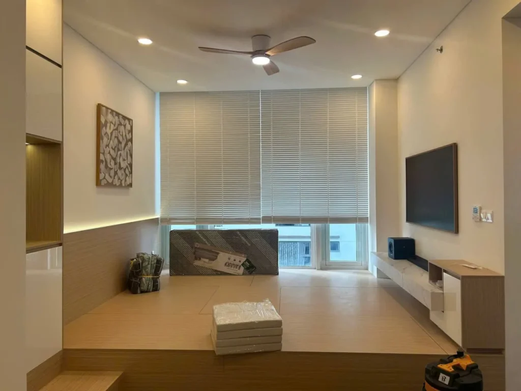 Phòng khách căn hộ Berkley với sàn bục gỗ, LED hắt và kệ tivi treo