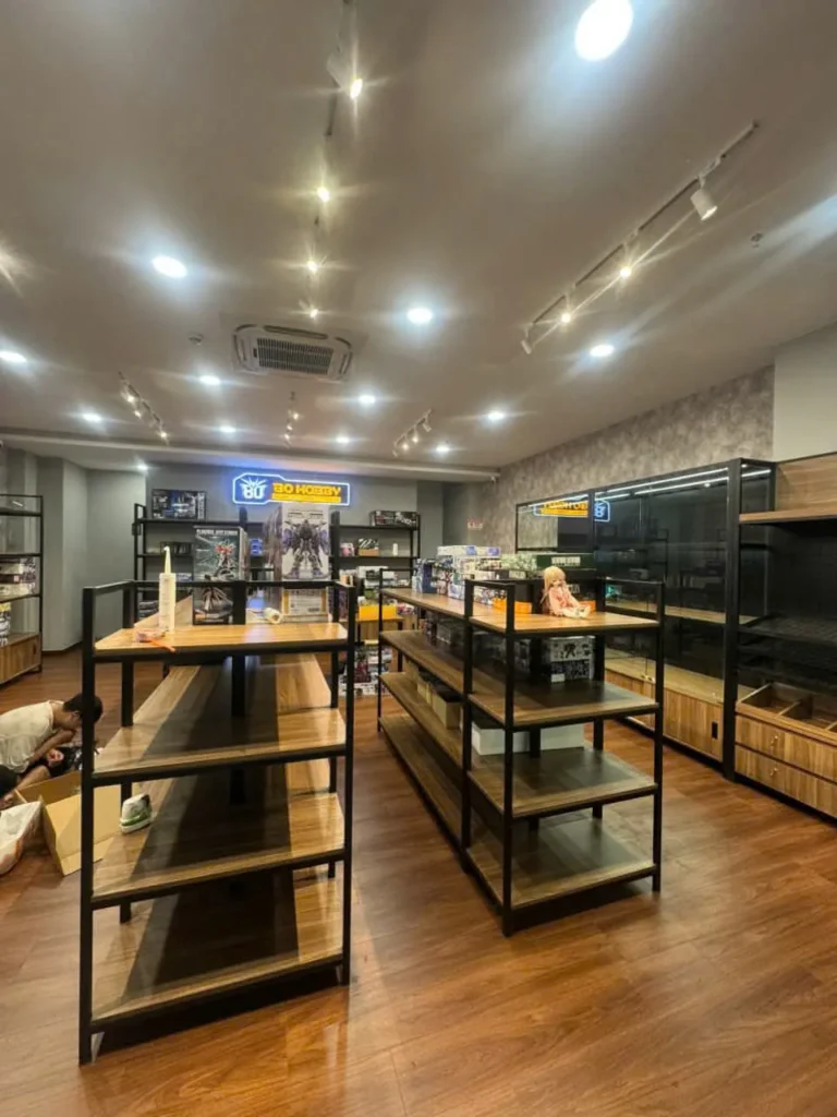 Tổng quan shop mô hình với hệ kệ trưng bày khung sắt đen kết hợp mặt gỗ
