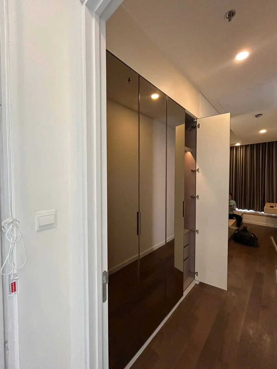 Tủ quần áo cánh kính màu khói trong phòng ngủ căn hộ Berkley
