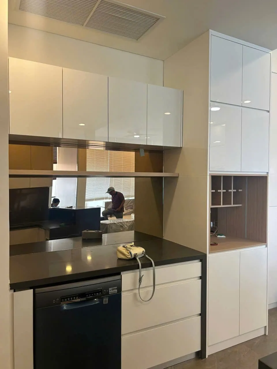 Tủ bếp trên cánh trắng bóng, tủ cao và ngăn để rượu trong căn hộ Berkley