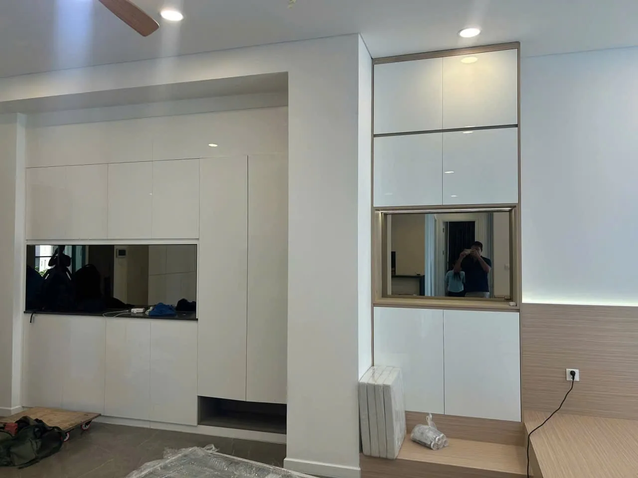 Hệ tủ cao kịch trần cánh trắng có ô kính trang trí trong căn hộ Berkley