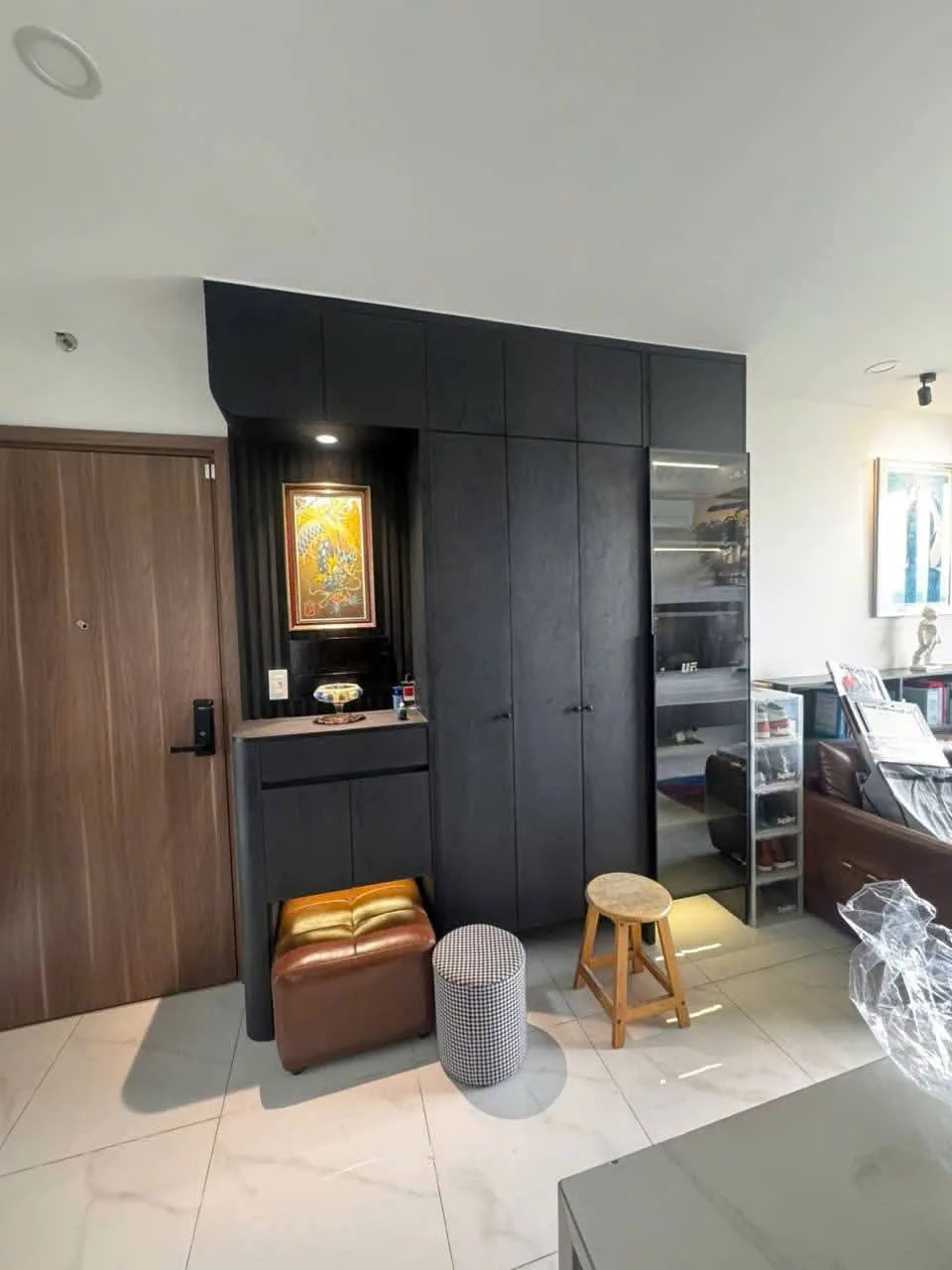 Tủ giày lối vào kết hợp bàn thờ treo Tủ giày kịch trần màu đen ở lối vào kết hợp bàn thờ treo trong căn hộ Precia