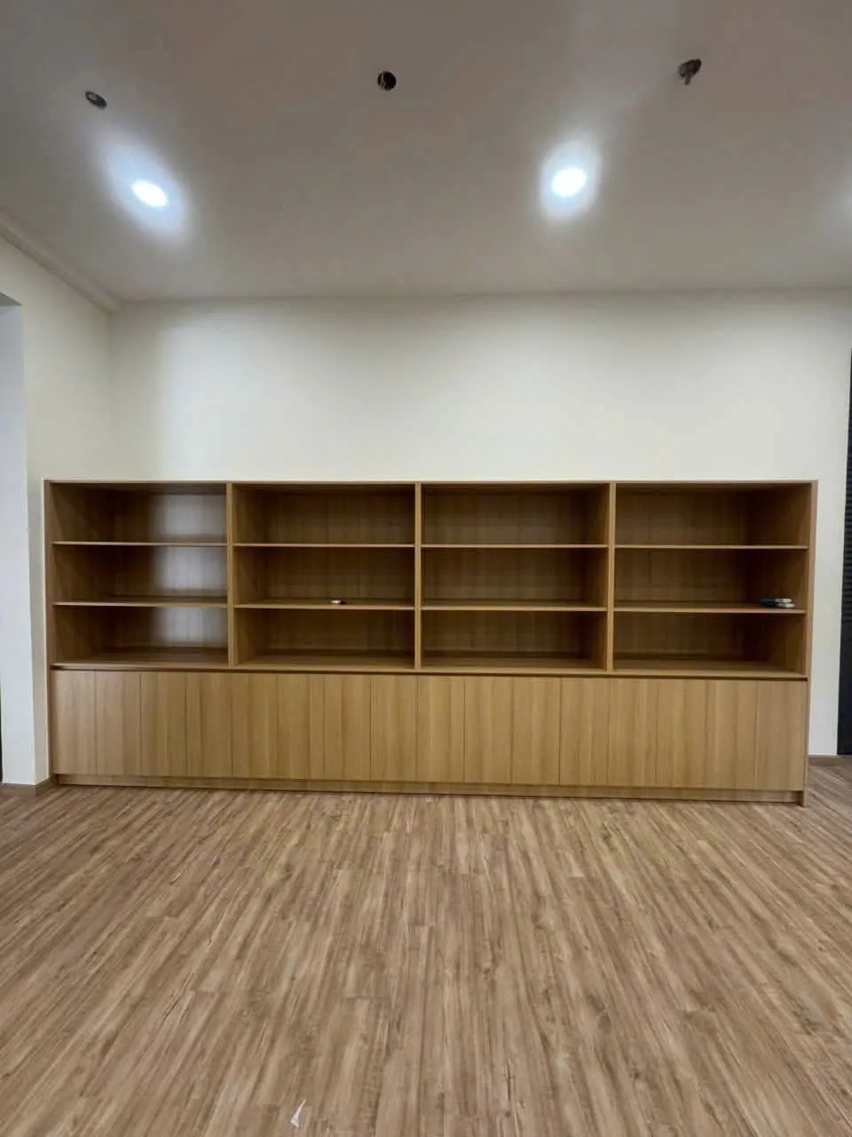 Tủ hồ sơ văn phòng kệ mở dài kết hợp cánh dưới bằng gỗ công nghiệp vân gỗ