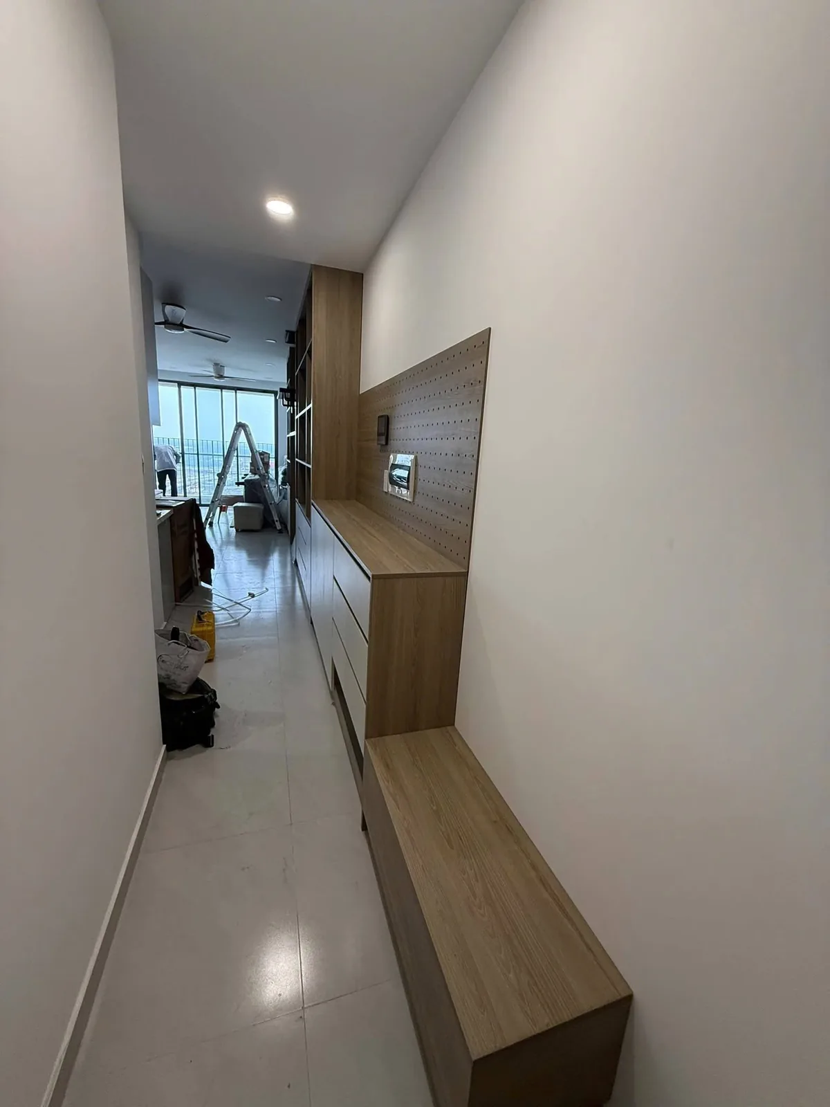 Tủ thấp dọc hành lang Tủ thấp và kệ trang trí vân gỗ dọc hành lang căn hộ Eastmark City