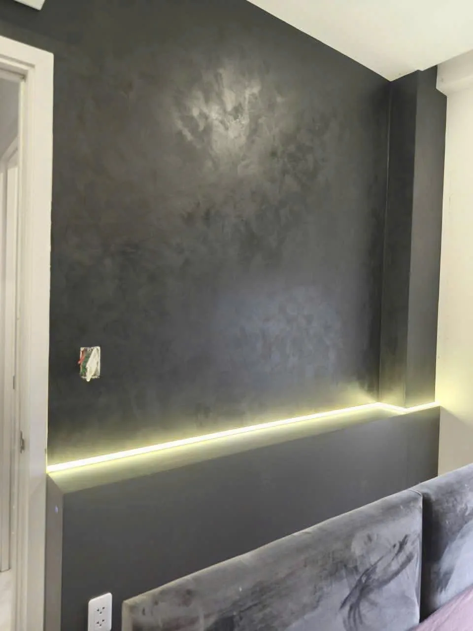Vách sơn hiệu ứng có LED chân Vách sơn hiệu ứng tông tối kết hợp LED hắt chân tường căn hộ Precia